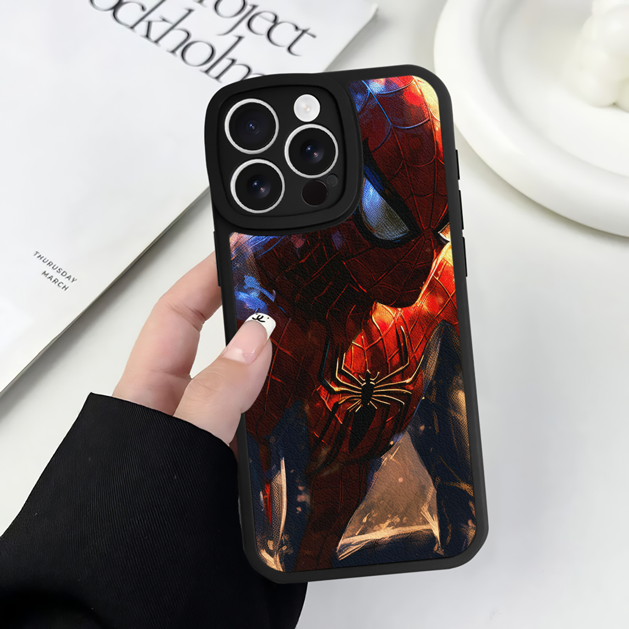（画像用） Spider Man スパイダーマン 【iPhone 16シリーズ対応】シリコンスマホケース（レザー調） 材質：シリコン